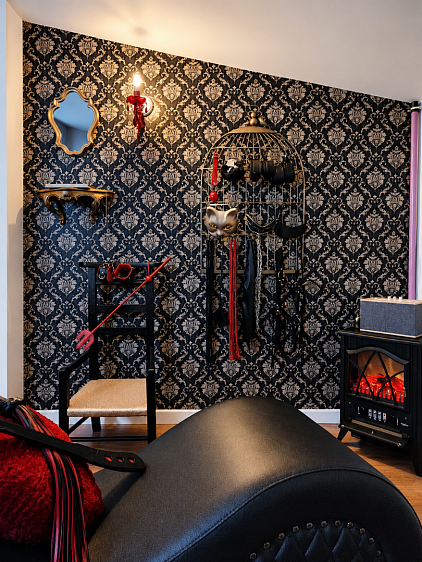 Sofa tantra, Croix de St André, Cage et Accessoires BDSM.